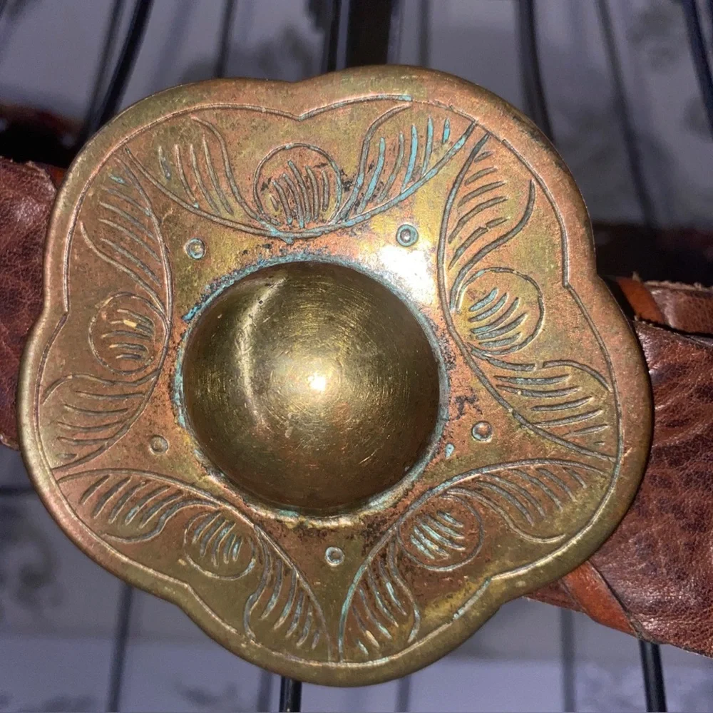 Vintage The Limited Leather Belt Made in Italy Brass Buckle Size Medium 28
